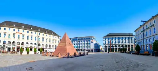 Karlsruhe - Karlsruhe Pyramid, das Gründungsgrab der Stadt, rotes Sandsteinmonument auf dem Marktplatz von Karlsruhe.